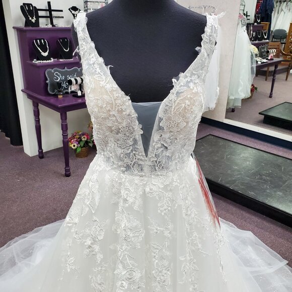 Everette Size 10 Ivory Private Label Lace /Tulle Ballgown Bridal Gown - Picture 2 of 7
